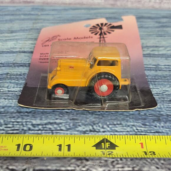 Vtg Scale Models 1/64 scale 1/64 Minneapolis Moline UDLX Comfort King Tractor - Picture 2 of 7